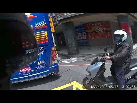 轉彎處停尛車喇！