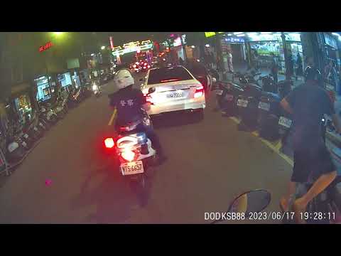 違規臨停堵住整條車道，感謝警察伸張正義