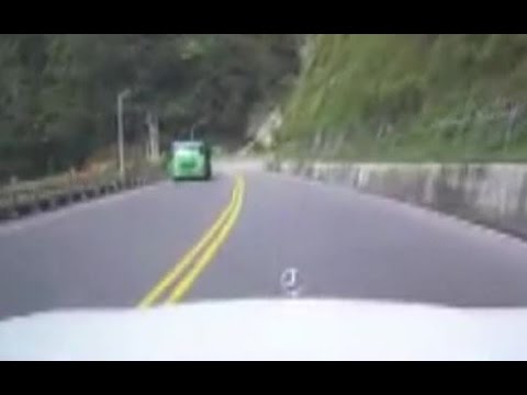 驚險！蘇花公路大車連續逆向 賓士駕駛急閃路肩