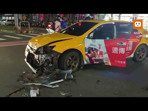 畫面曝光！小黃違規左轉擦撞 休旅車衝人行道釀6傷