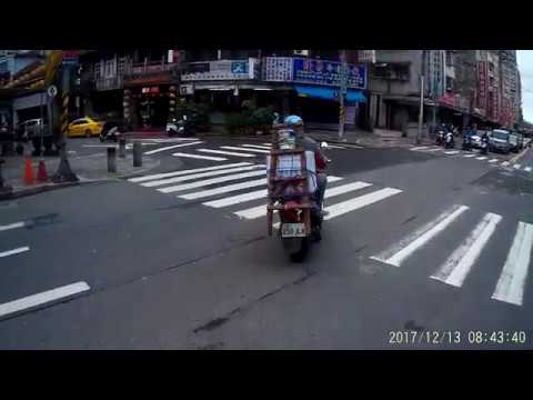 12 13 沒有警察在就魚貫似的闖紅燈了