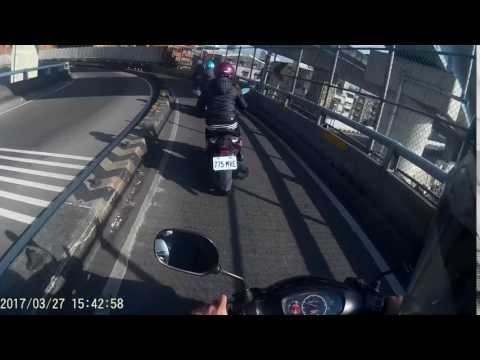 女三寶騎車騎在橋上擋在路中央