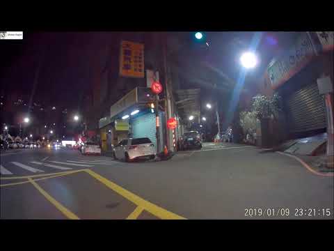 三和國中旁 小黃闖紅燈