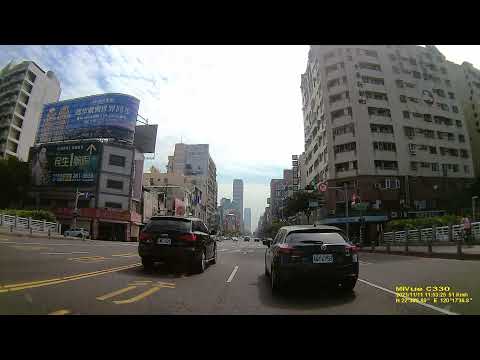 汽機車三寶，變換車道不打方向燈，不遵行指示燈紅燈右轉，於直行車道右轉，闖紅燈，機車紅燈不停駛於機車停等區，高雄市左轉