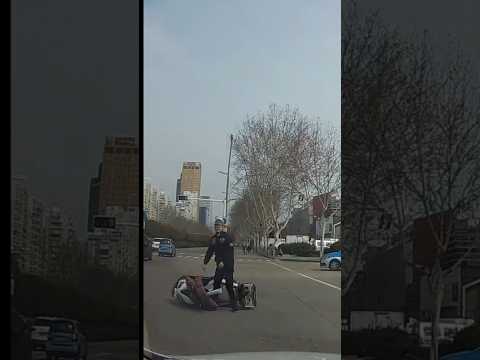 踉踉蹌蹌，還好穩住了！ 