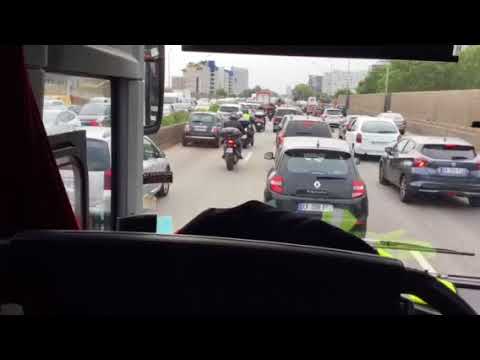 巴黎 機車 在 高速公路上 合法鑽車縫