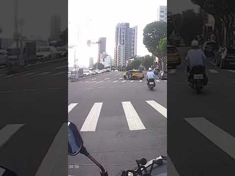 瓜皮帽8+9連闖紅燈，可能頭殼吸壞了，所有影片我都沒檢舉，因為他們遲早出事