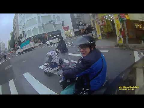 馬路三寶遮住車牌然後闖紅燈逃逸（有對話）（已去警局檢舉）