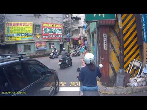 【959-BFK】逆向行駛，越線停車。