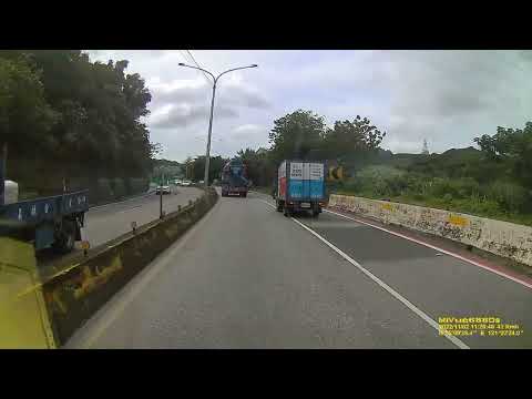 龜山 東萬壽路 像這種單線道前方遇到極慢車輛 且是排放超級臭的廢氣 且慢車不懂得禮讓後方排隊車輛時 也只能自行違規超車了 不然光一路吸廢氣吸到頭都暈了 FILE221102 112431F0