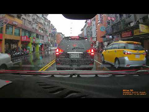 基隆市信義區深溪路違規併排停車在車道上已經行之有年了