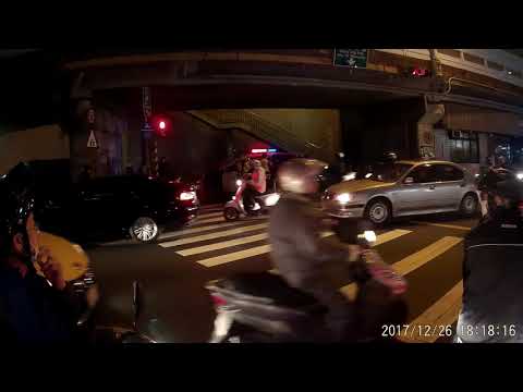 12 26 救護車在擁擠的車陣中救治傷患顯得舉步惟艱