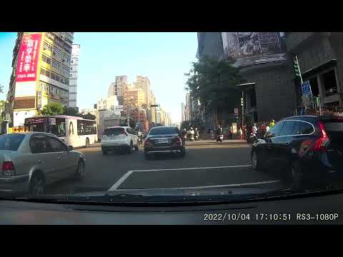 前面這台賓士似乎有急事, 一直在違規的開, 但實際上到底是有快多少!?