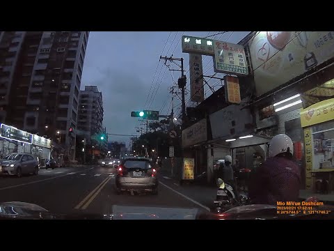 三寶騎電動三輪車 不專心看路闖車道 車側被擦撞