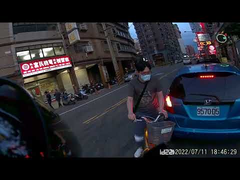 斜停擋在路口轉彎處講手機的三寶+有禮貌的逆向哥 