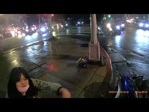 台北市林森北路與市民大道路口機車碰撞行人 | WoWtchout - 你在路我在錄