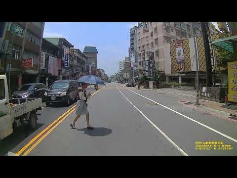 雖然行人違規穿越馬路 若有空間且車流量允許時 就可以讓她趕緊穿越路口 FILE230518 113504F0