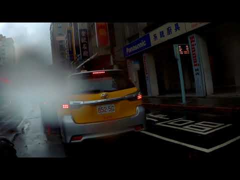 01/19 10:04 台北市金山南路二段21號前 車禍