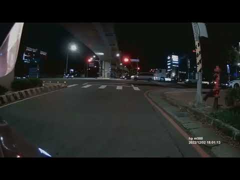 馬路三寶警察看著闖紅燈