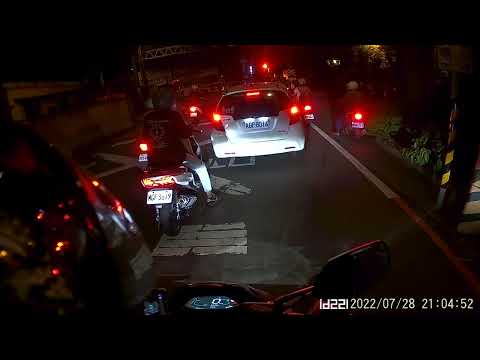 馬的 我停你右後方還是會被你爛管噴到  