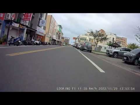 馬路三寶阿姨逆向要看車喔（檢舉成功）