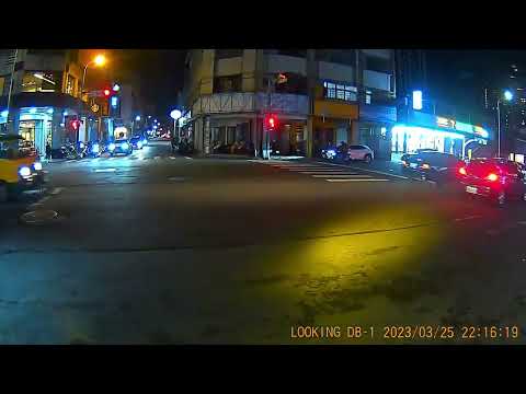 三寶.車禍影片 闖紅燈還敢瞪啊