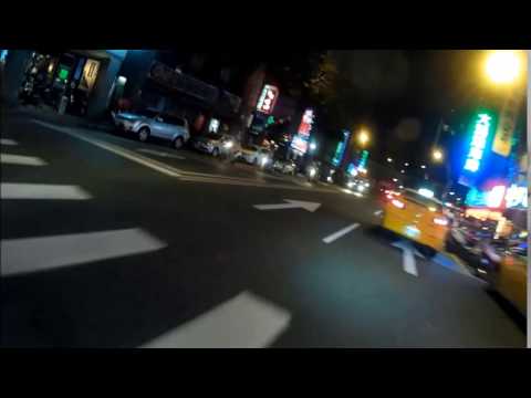 台灣小黃就是把馬路當自己家