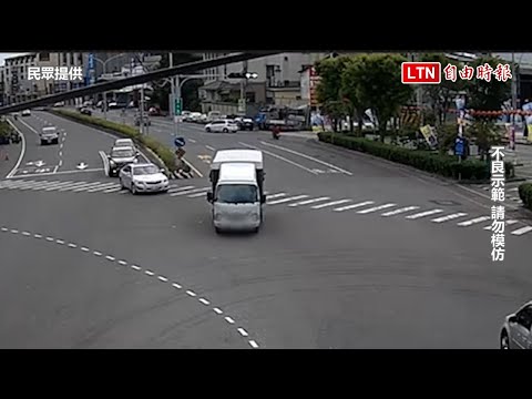 三寶貨車逆向直直衝！女駕駛險被撞急煞 怒轟：太誇張了(民眾提供)