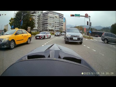 【AXH-8397】轉彎未打方向燈 (已舉發)