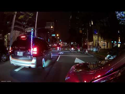 獵豹晚上捕捉到裝了一根仙女棒的三菱Savrin