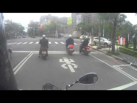 死三寶壓到我的腳肇逃