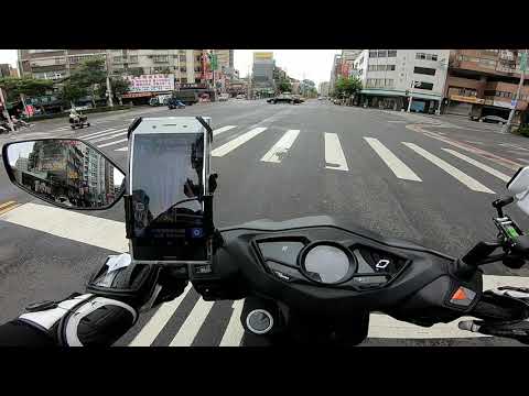 職業駕駛 闖紅燈擦撞機車  塔悠路、八德路四段、松信路路口(饒河夜市旁)