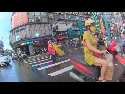 一個路口要轉彎就遇到兩個三寶同時攻擊