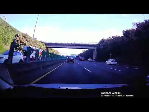 任意變換車道導致它車發生事故