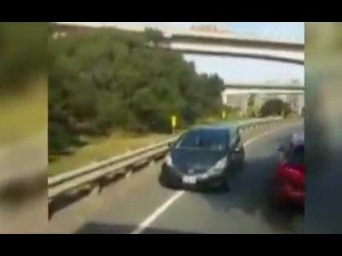 國道驚見三寶！轎車迴轉逆向下匝道險撞