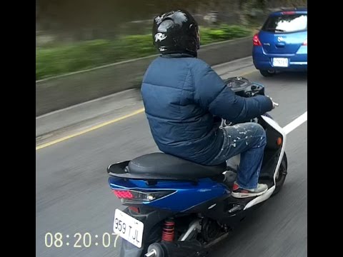 小屁孩  闖紅燈  三寶