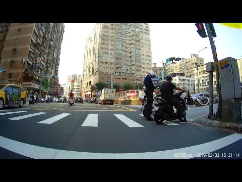 夜路走多了總會碰到鬼~三寶闖紅燈