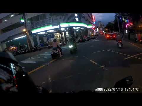 看到前車有改牛角後扶手我都會保持多ㄧ點距離+橫停在路口的三寶  