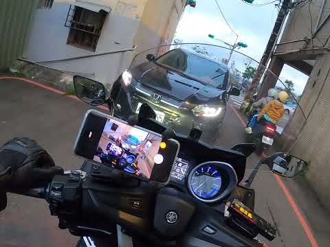 闖紅燈闖的很理所當然 就已經死角很危險了 