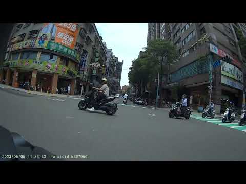 DRG猴   是趕著要去投胎嗎? (集體闖紅燈)