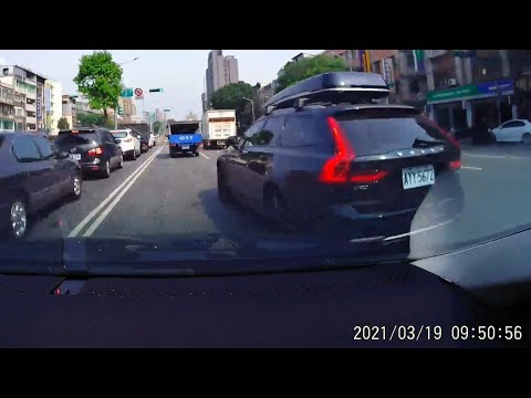 車子大就可以先硬插再打燈，警察還說沒違規呢!