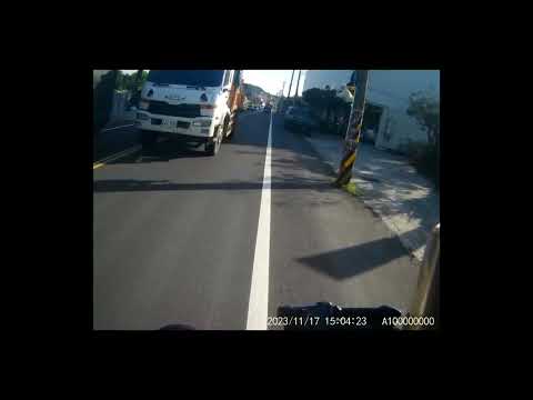 砂石車逆向行駛，緊急反應快切路肩，抵制無良砂石車司機。