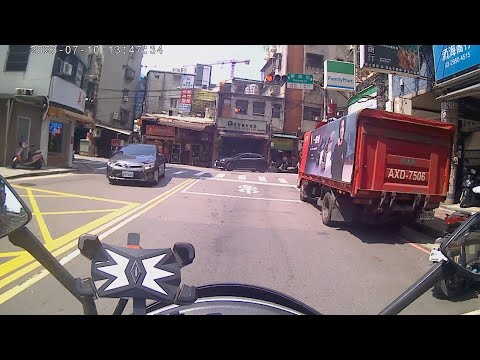 【AXD-7056】路口十公尺內臨時停車 (已舉發)