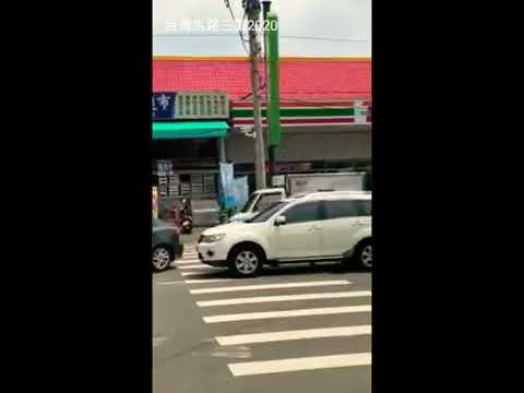 疑似行車糾紛 男子拿呂棍砸白車車窗［台灣馬路三寶］