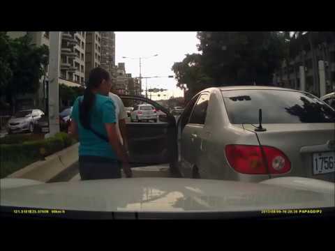 台灣三寶飯逼車、攔車 凶神惡煞 ，對方車主下車像 