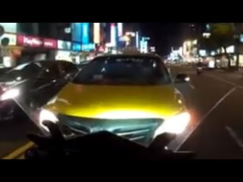 三寶小黃逆向還閃大燈 重機騎士不爽狂逼退