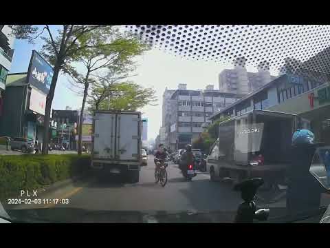 鳳山屁孩逆向騎腳踏車