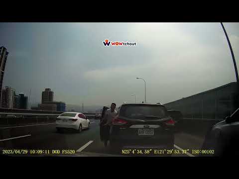 三寶.車禍影片 車禍影片黑色廂型車插入後，疑似未保持安全車距，造成後方連環車禍（ 04 29 國道一號三重段 環北交流道前