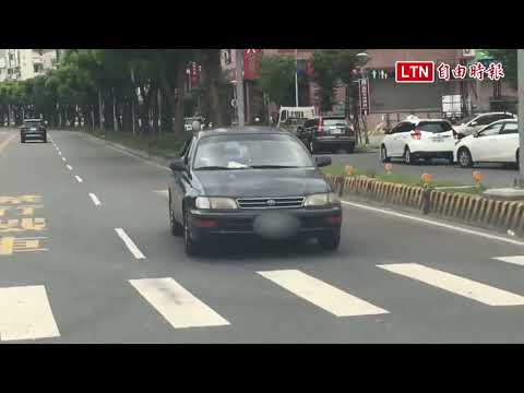 三寶！等紅燈忽覺前方有異 定驚看見「固定式神主牌」