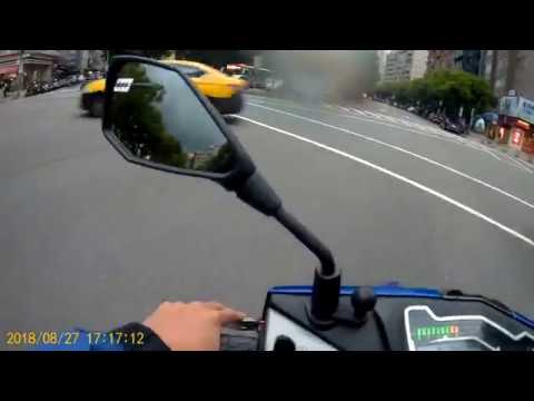 忠誠路闖紅燈小黃